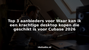 Een audioproducent zit achter zijn desktop in de studio te werken aan nieuwe muziek.