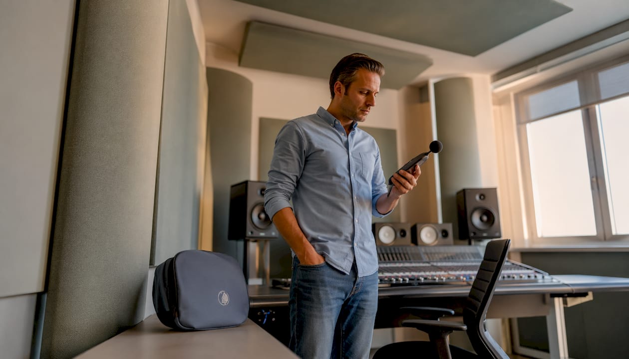 Functie van absorptiemateriaal in je studio 8 Een inspecteur controleert de geluidsisolatie in de studio.