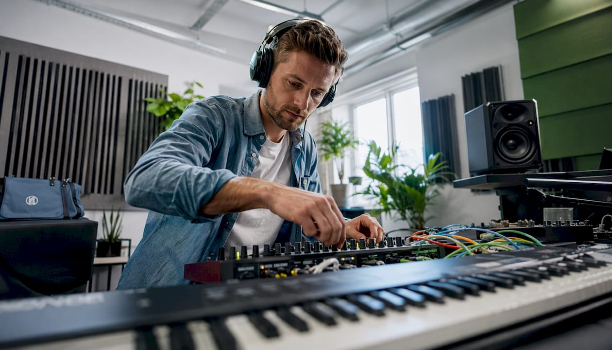 Vanaf welke specs heb je een goede studio-pc? 1 Een geluidstechnicus aan het werk achter zijn computerscherm in de studio.