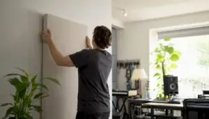 Met zorg worden akoestische panelen gemonteerd in een thuisstudio.