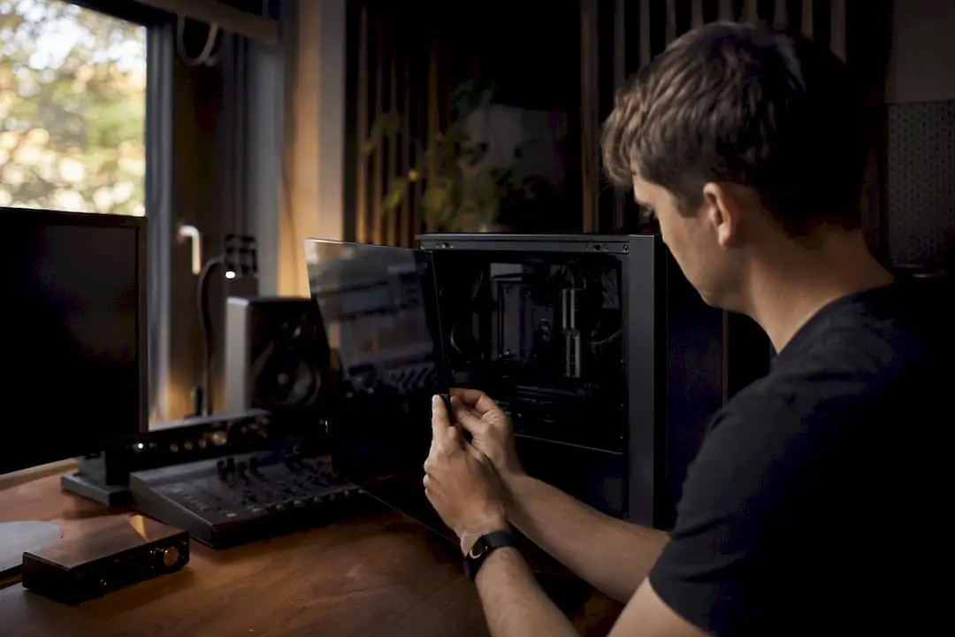 Plugins niet laden in je DAW? Zo krijg je ze weer zichtbaar 6 Iemand start zijn studio-pc op om problemen met de plugins op te lossen.
