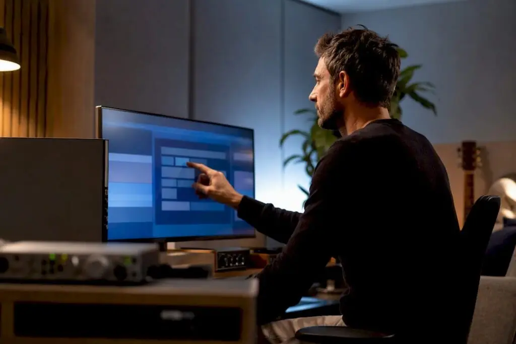 Technicus die audio-instellingen in de studio optimaliseert