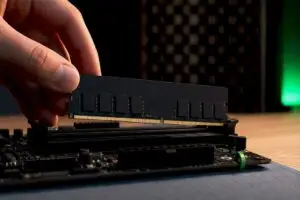 RAM-module geïnstalleerd in studiocomputer