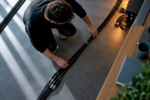 Gebalanceerde studiokabels netjes langs de apparatuur gelegd