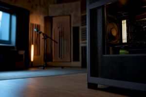 Zeer stille studio-pc naast een akoestisch opgenomen ruimte