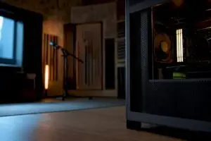 Zeer stille studio-pc naast een akoestisch opgenomen ruimte