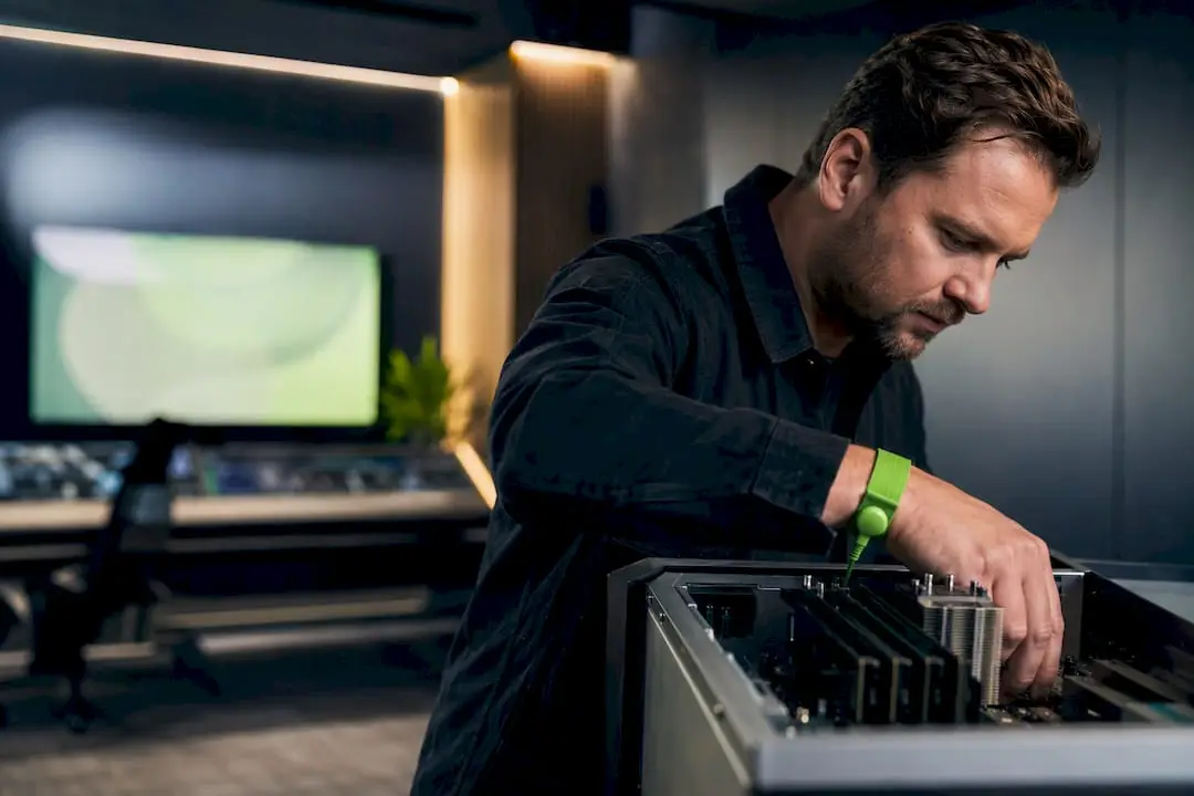 Maatwerk computer voor lokale radio en televisie: welke specs telt 3 Technicus inspecteert op maat gemaakte hardware voor uitzending