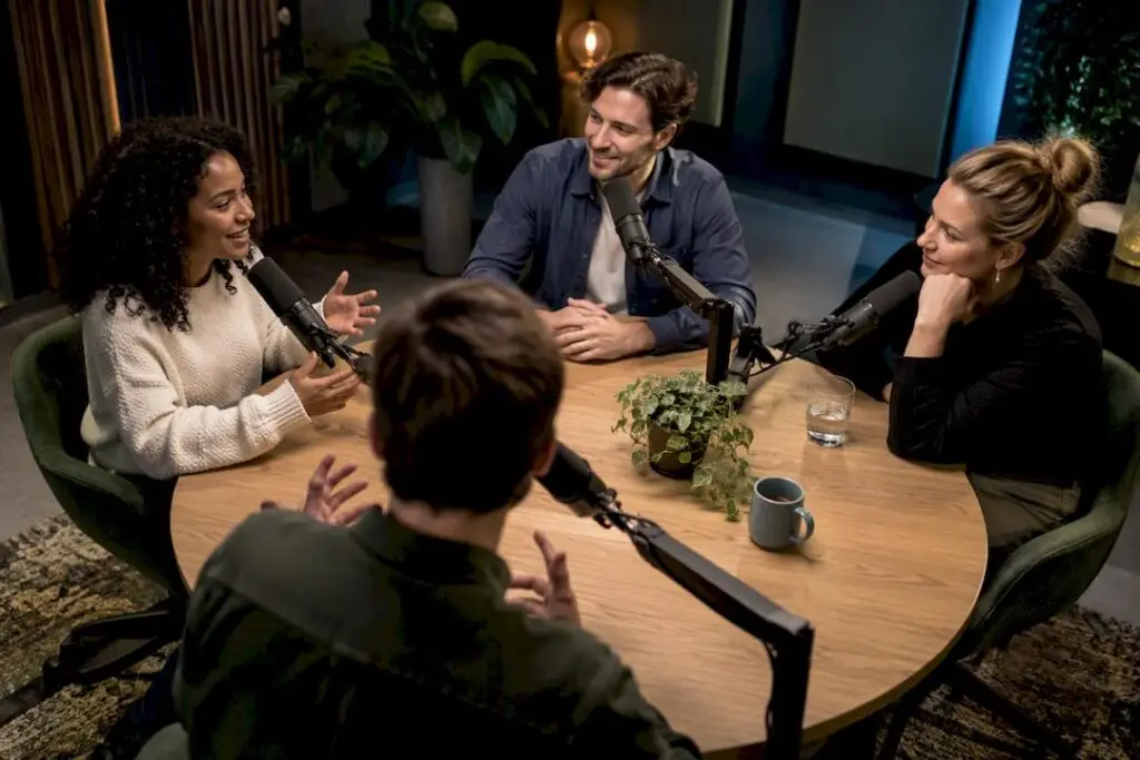 Vier mensen in een professionele podcaststudio