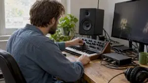 Hardware-synthesizer verbonden met een audio-interface