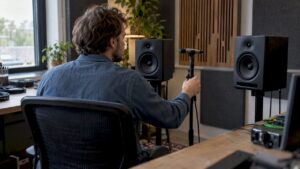Meetmicrofoon tussen twee gekalibreerde studiomonitoren
