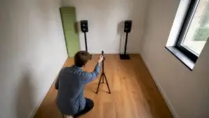 Thuisstudio met meetmicrofoon en monitorluidsprekers