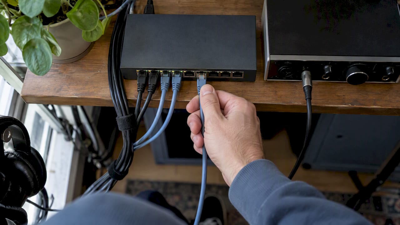 Netzwerk-Switch mit angeschlossenen Netzwerkkabeln