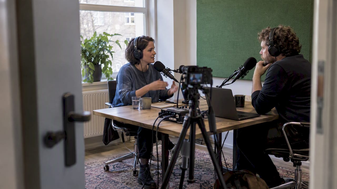 Twee presentatoren nemen een videopodcast op