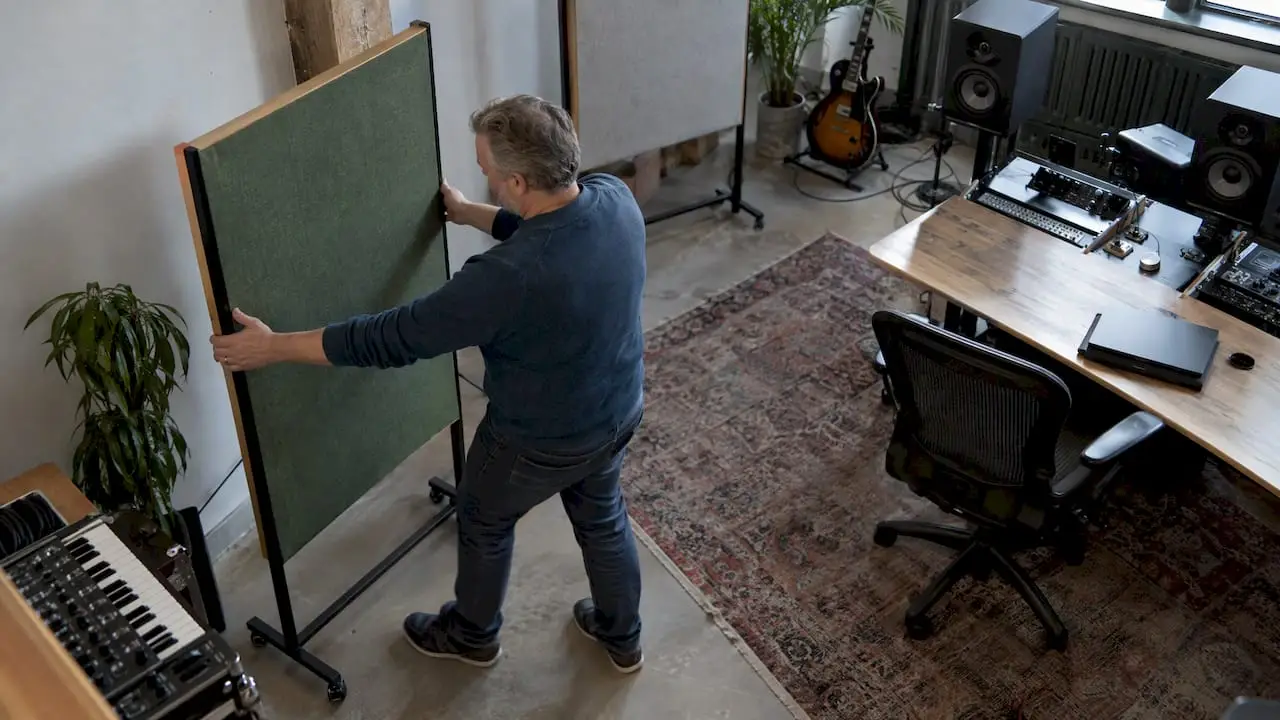 Absorber op standaard wordt in de studio verplaatst