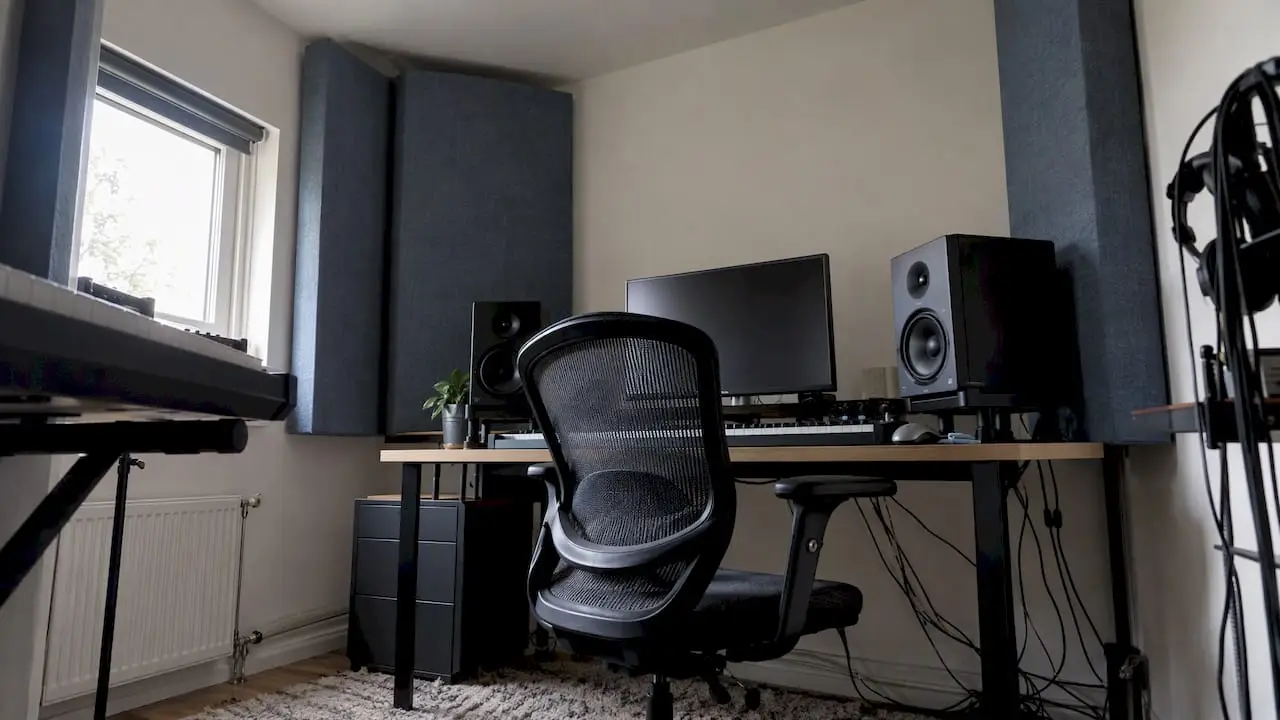 Des « bass traps » dans les coins d'un petit studio à domicile
