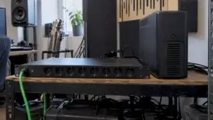 Line conditioner en UPS in een projectstudio
