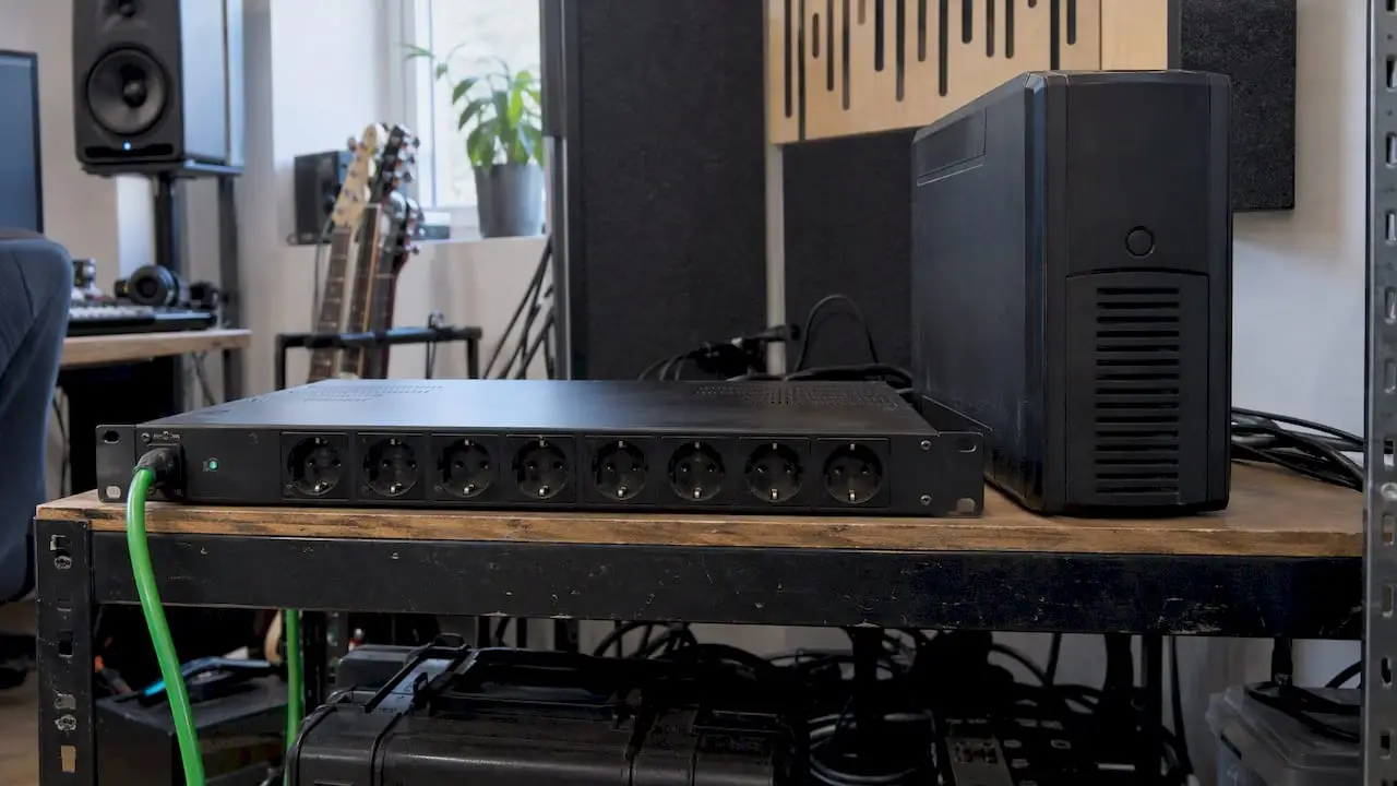 Line conditioner en UPS in een projectstudio