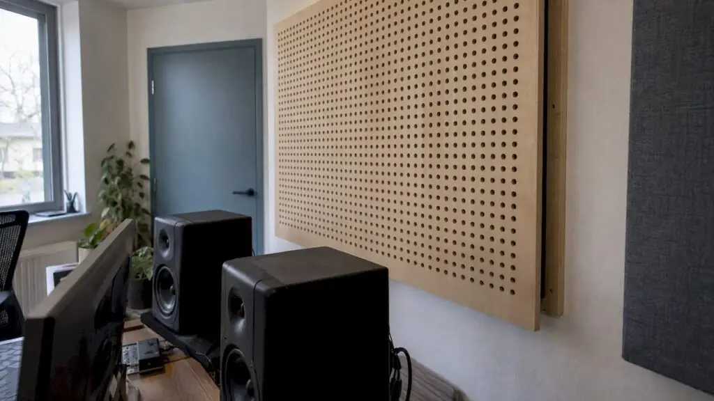 Geperforeerd resonantiepaneel in een thuisstudio