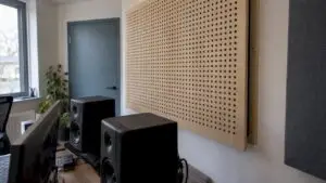 Geperforeerd resonantiepaneel in een thuisstudio