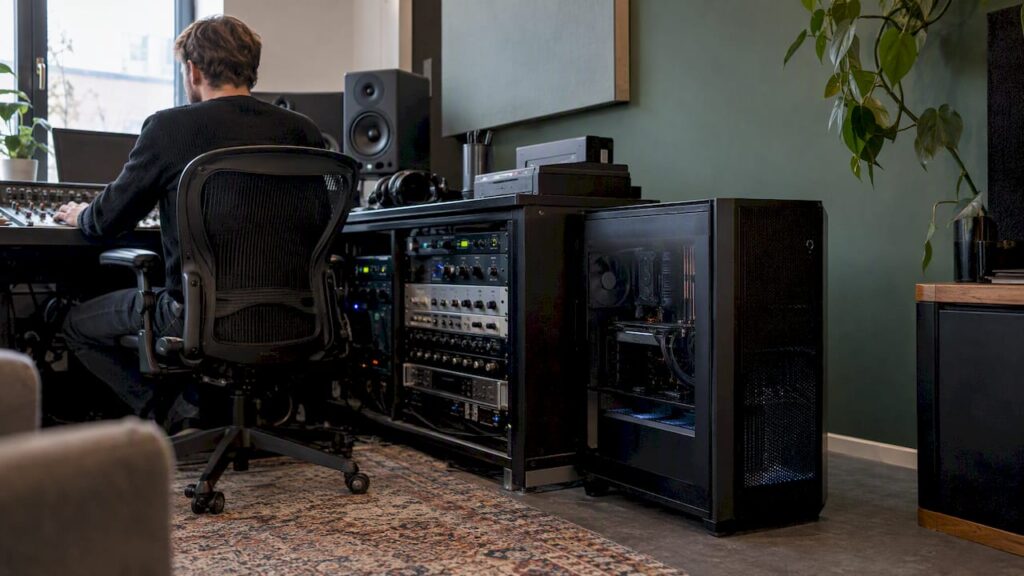 Studio-computer naast audioapparatuur
